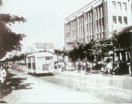 55年的泉城路百货大楼附近街景