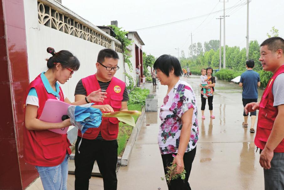 锦水街道志愿者宣传进户