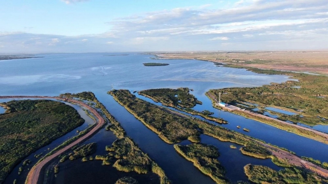 乌梁素海北部湿地区湖面