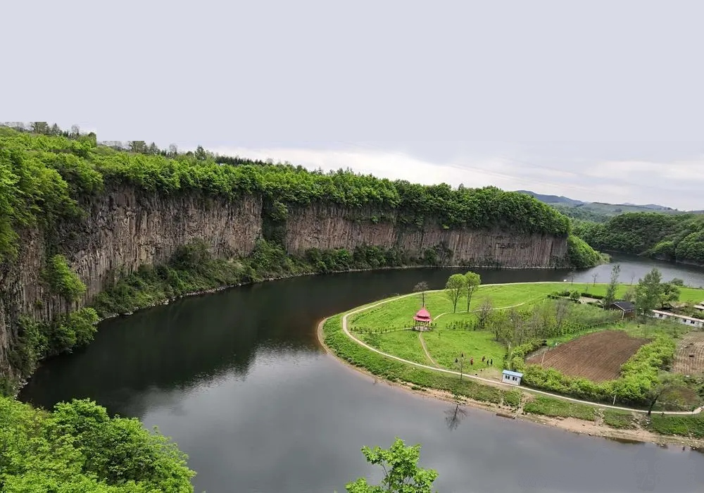 蒲石河石湖沟乡黄椅子山段