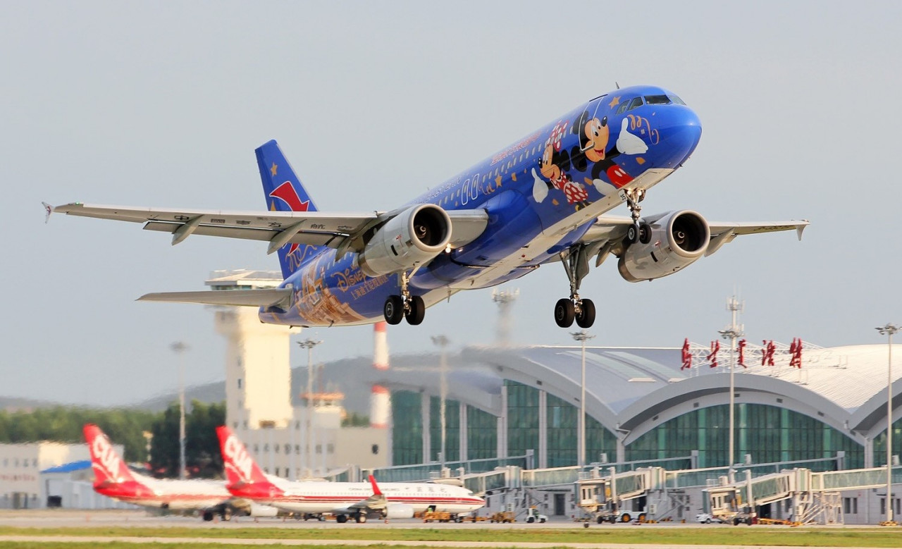 中国东方航空客机从机场起飞