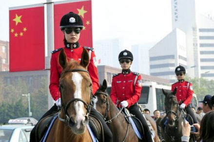 英姿飒爽的女骑警在大连市人民广场巡逻