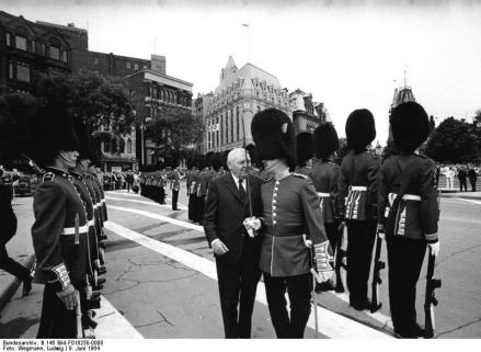 艾哈德（中）1964年访问加拿大渥太华