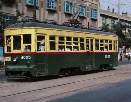 80年代的DL4000型电车，车门无玻璃