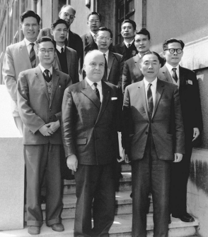 1964年6月，江泽民同志（二排右一）