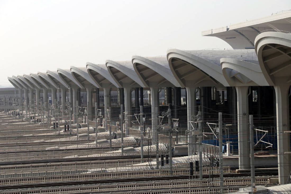 郑州航空港站站台末端设有货物转运通道