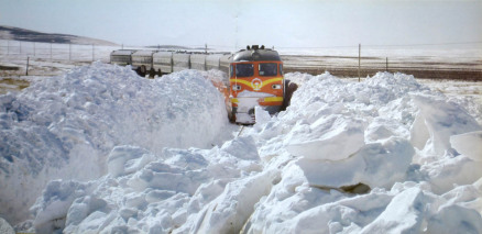 通霍线地处高寒，冬季漫长，风大雪大