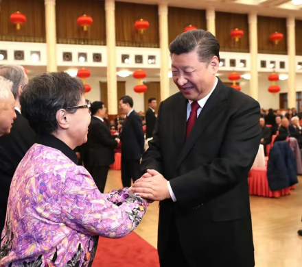 2019年2月3日，习近平同志与乌云其木格同志握手