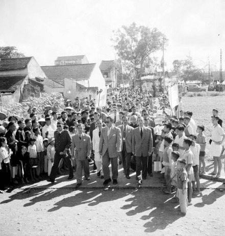 1950年与陈文友等官员一起视察农村的保大