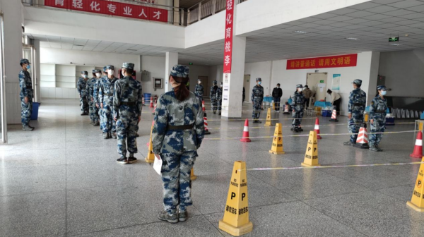 学生教官准备全员核酸检测现场