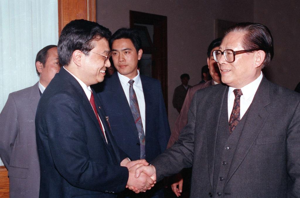 1993年5月3日下午，江泽民同志与李克强同志握手。 