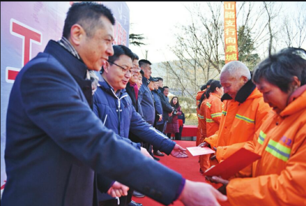 四里村街道政企联手温暖环卫工人 