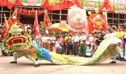 广东海陆丰地区春节舞麒麟