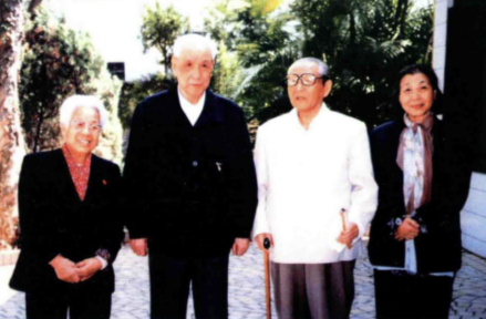 1997年10月，段君毅同志和夫人陈亚琦同志（左一），在深圳