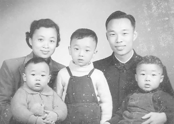 1958年，王振义夫妇和三个儿子合影 