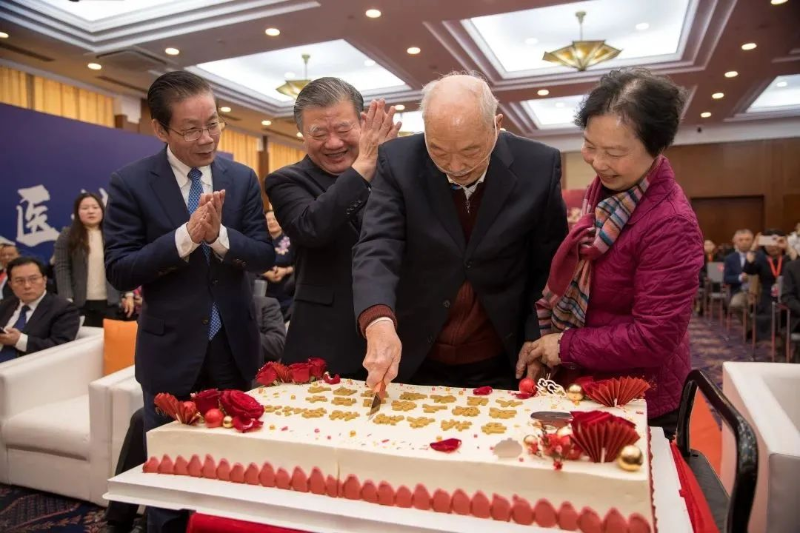 三位院士学生为王振义（左2）送上祝福 